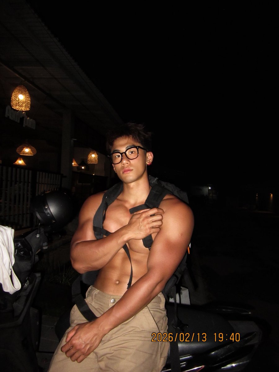 别看我小 tweet media