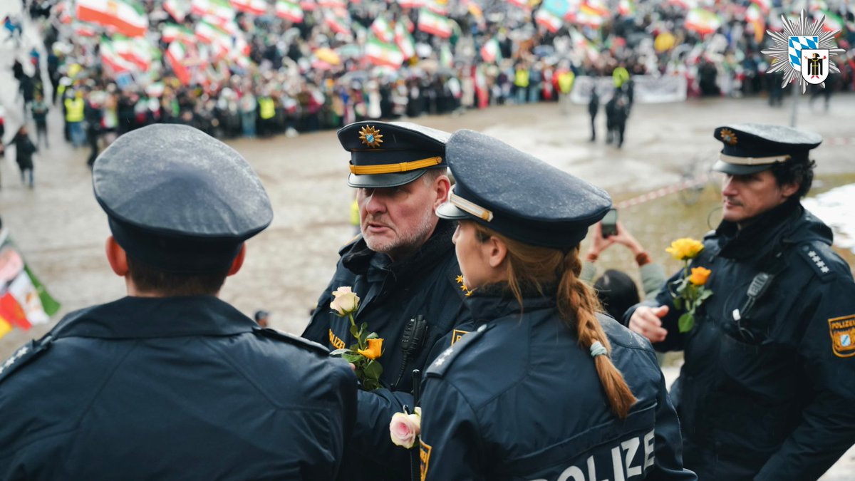 PolizeiMuenchen's tweet image. Während der #MSC2026 fand gestern eine der größten Versammlungen der letzten Jahre statt, bei der ca. 250.000 Menschen friedlich demonstrierten. 

Wir bedanken uns bei allen Teilnehmerinnen und Teilnehmern für den herzlichen und freundlichen Umgang mit den eingesetzten Kräften.