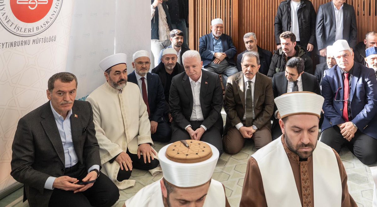 Valimiz Sayın Davut GÜL ve İl Emniyet Müdürümüz Sayın Selami YILDIZ, Zeytinburnu Müftülüğü ile Asım Sabri Efendi Kur’an Kursu Değer ve Ahlak Vakfı’nın düzenlediği hafızlık icazet merasimine katıldı.