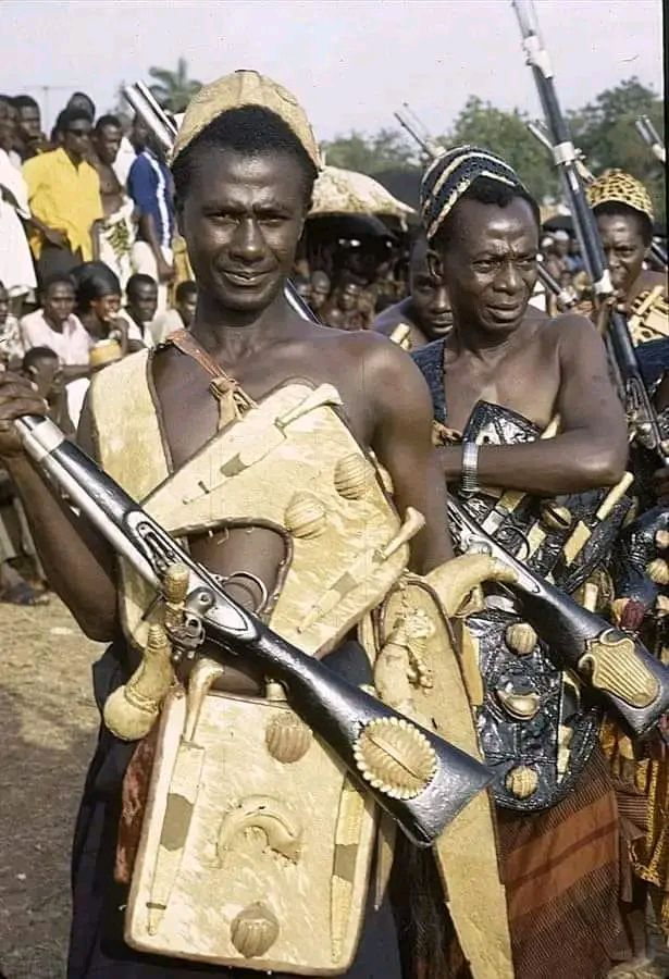 Extracts tweet media