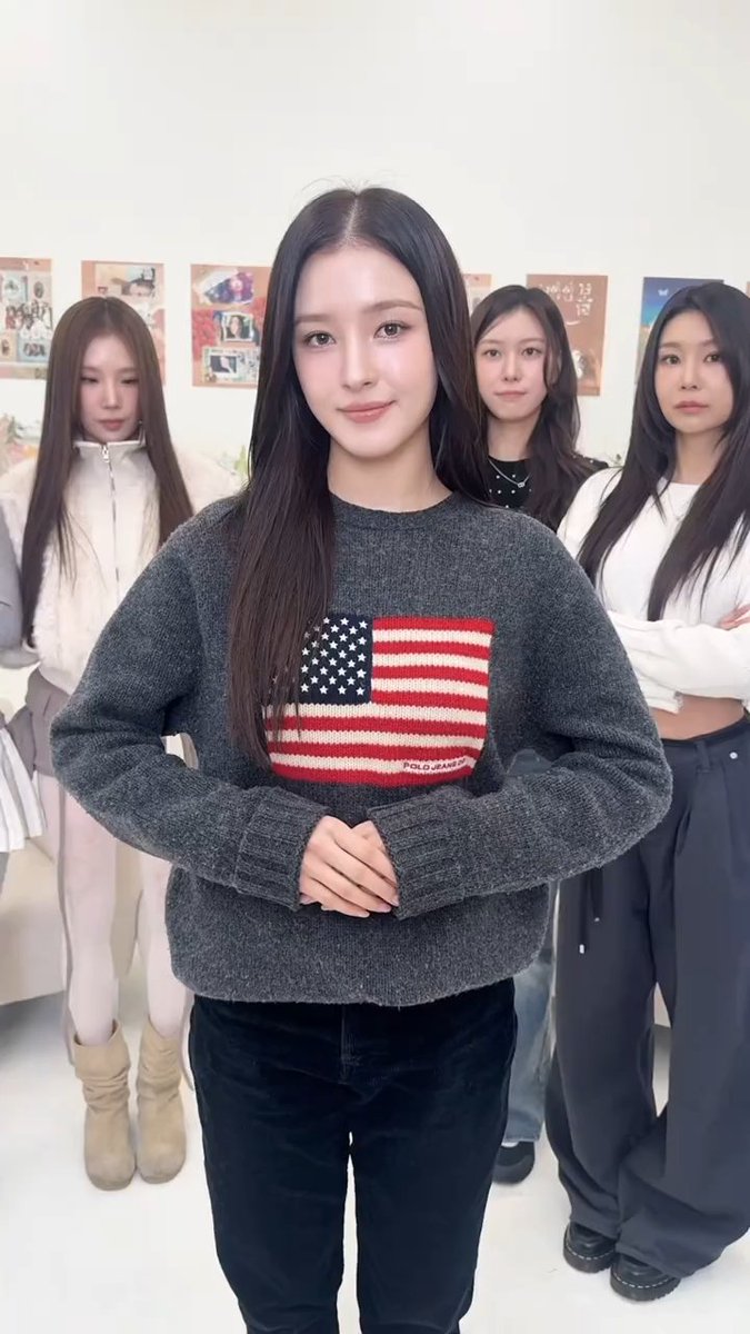 The maknae bowing down to the 199x jurassic park era. 🤣 Happy