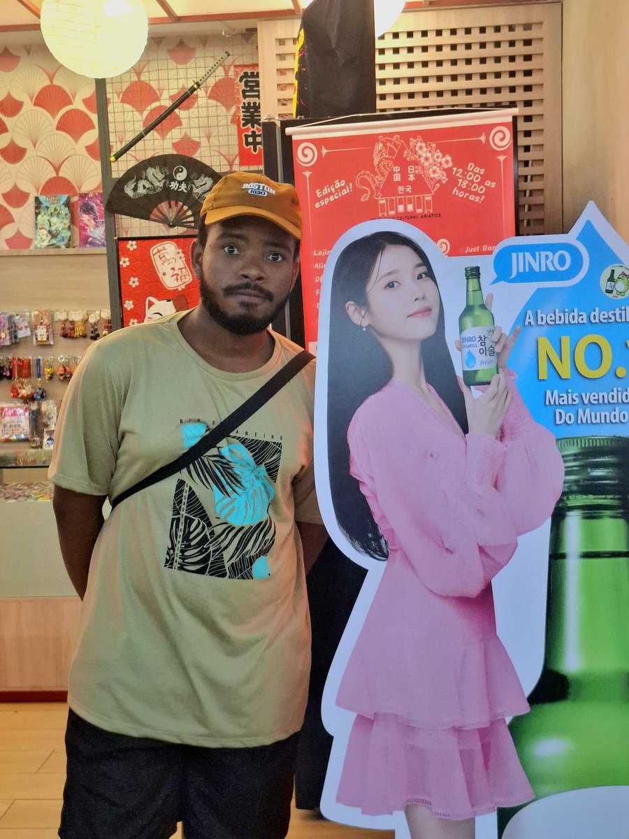 thenewcreatorr's tweet photo. eu também tenho uma foto com a diva no mesmo lugar!!! Mas infelizmente a vadia de óculos eu não conheço 😕 https://t.co/by8PlTgbj9