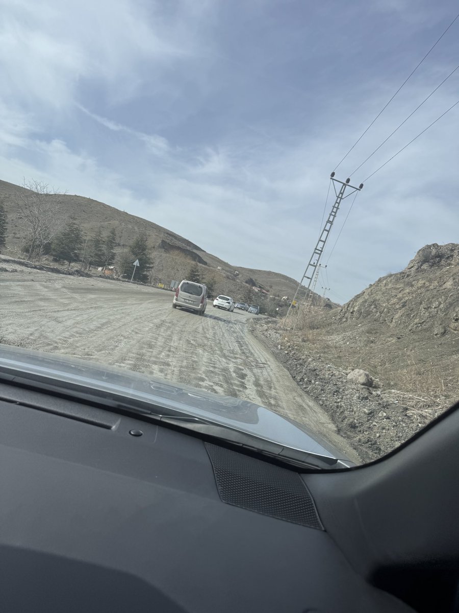 Bağlum sirkeli arası Büyükşehir belediyesi hafriyat dökme alanı yanında Bağlar caddesinde asfaltlanmayan yaklaşık 100 metrelik asfaltlanmayan kısım 1 yıldan fazla aynı durumda. İki tarafan asfalt atılan yolun bu kısmı neden toprak, çamur içinde ne zaman asfaltlanacak?