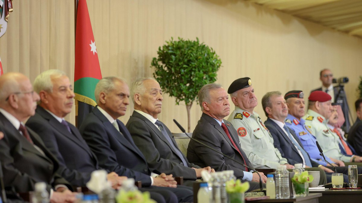 emada199799's tweet photo. جلالة الملك يلتقي في الديوان الملكي الهاشمي مجموعة من رفاق السلاح المتقاعدين، ويهنئهم بهذه المناسبة، معربا عن اعتزازه بهم وبما يقدمونه للوطن
⁧#الأردن https://t.co/nEjLtyAE6H