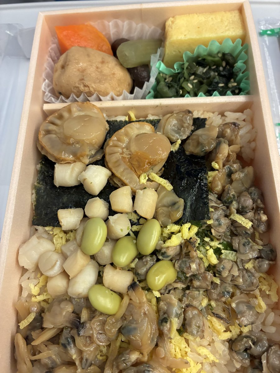 RimiyuL's tweet photo. 帰りの新幹線🚅
いつもお決まりの『貝づくし弁当』❤️
最高な1人時間を思い出しながら食べます😊 https://t.co/qggRglek7I