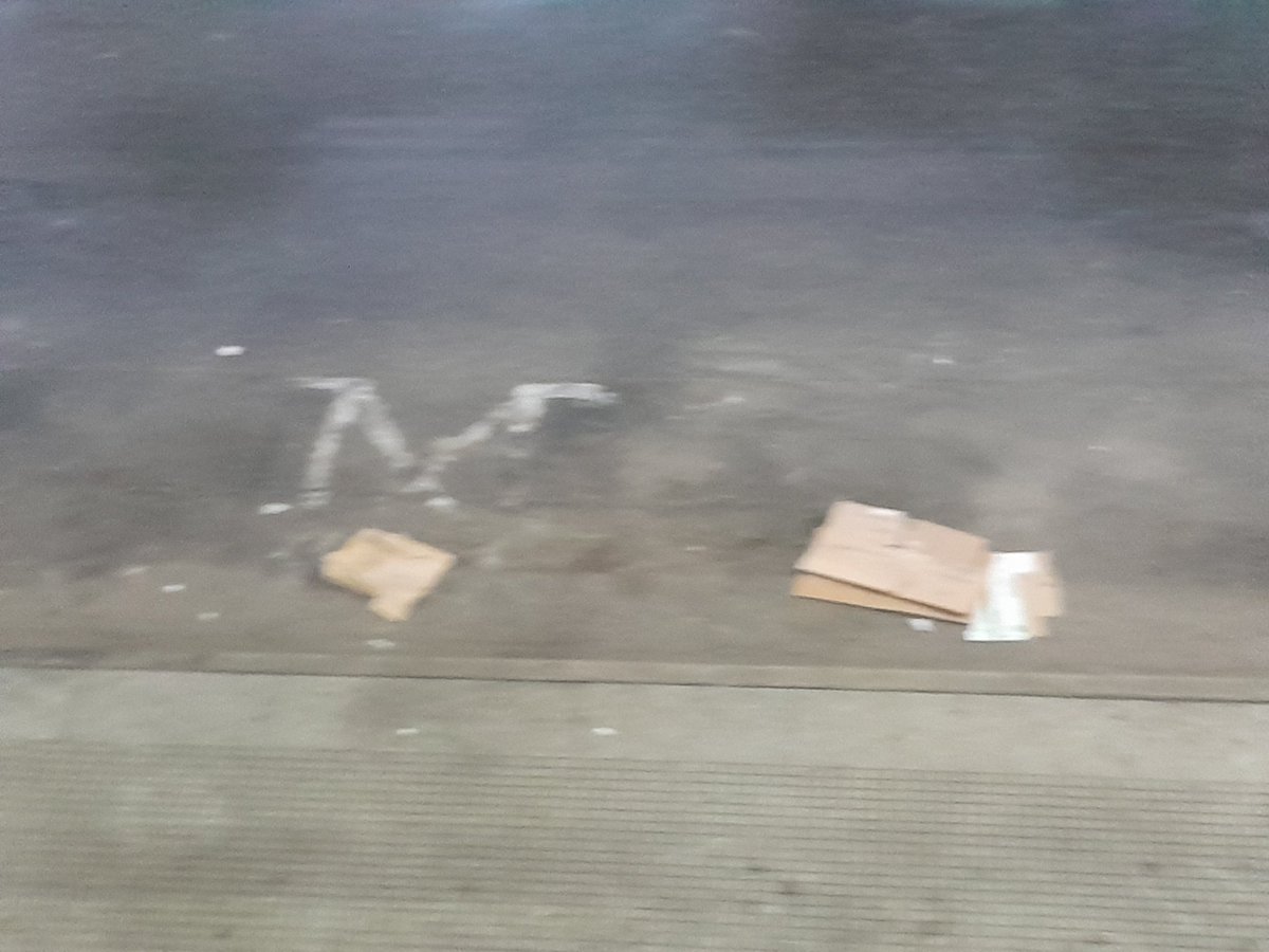AESA empresa de limpieza lavalle 1550 hoy paso el barrendero no quiere limpiar 
No quiere trabajar veníamos bien y que paso ? No barre la basura !!!! El gobierno de la ciudad mejora la limpieza y ?