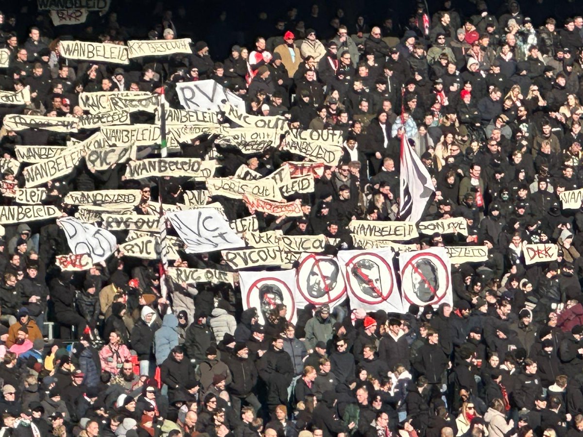 Eén Sterling maakt nog geen zomer!!

Klasse gewoon blijven volhouden, en als je als Club/Veiligheid weer stadion verboden gaat uitdelen vanwege kritische uitingen dan zijn de protesten doeken meer dan terecht!

#Feyenoord is terug bij af!!