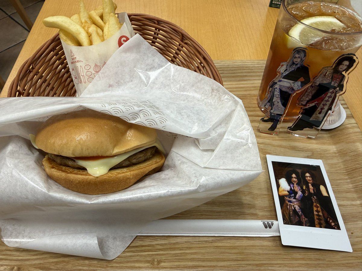 yukkachan0523's tweet photo. 今日はココ💙❤️Rumioで天照でした💙❤️初めて当たりチェキ出た😭💕地球の子がイベントで聴けるなんてしあわせすぎました🥹バレンタインのアポロチョコめちゃうれしい🍫Daccoはゆらさまの弾き語りも聴けました💛リサイタル並みに全員と🤝🏻して回るゆらさま素敵でした💛
#天照
#amaterase https://t.co/VwtqoeONI0