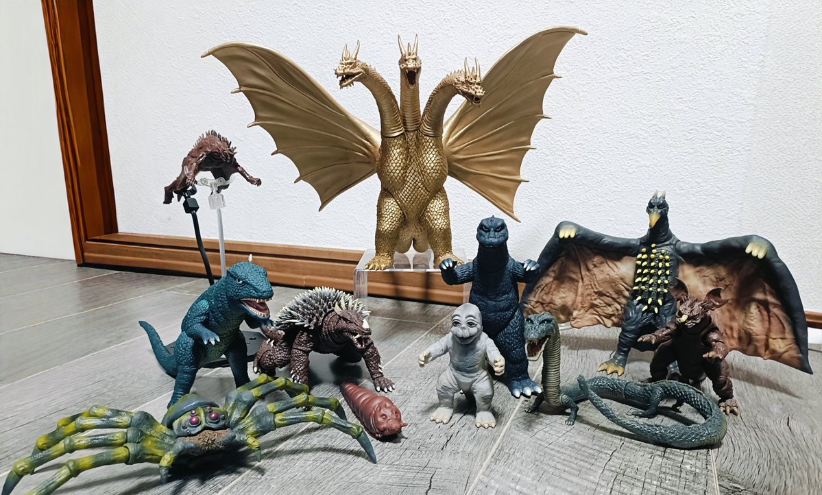 久々の投稿です。 「怪獣総進撃セット」が来たので全員集合。 念願の