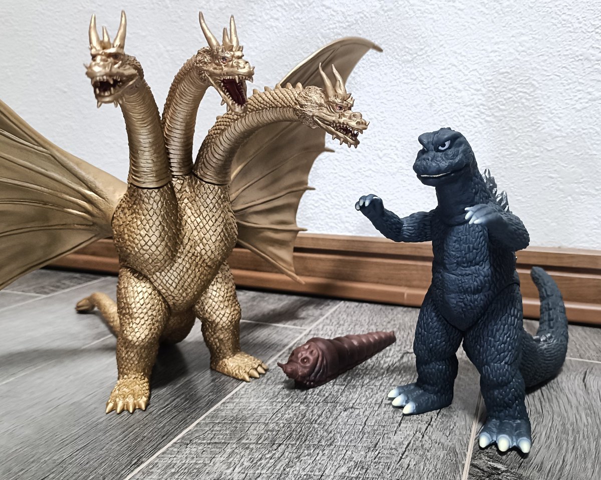久々の投稿です。 「怪獣総進撃セット」が来たので全員集合。 念願の 久々の投稿です。 「怪獣総進撃セット」が来たので全員集合。 念願の