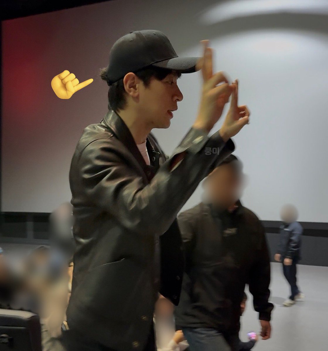 머리 삐져나온 거 완전 바부