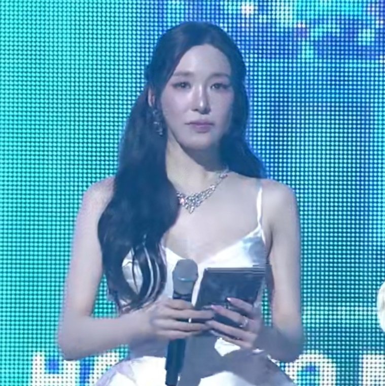 White dress 🐥 
MC Tiffany Young 
#TiffanyYoung #티파니영