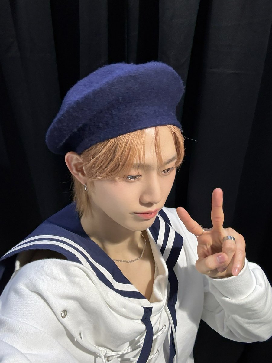 그런 의미로 다시 꺼내보는 1년 전 한터 윤서🤍🫶🏻
마린룩 진짜 이뻣는뎅,,