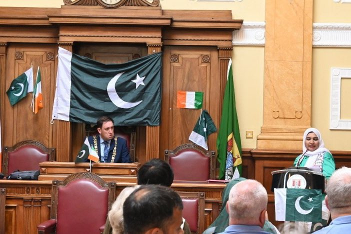 PARECE MENTIRA PERO… Este es el Ayuntamiento de Cork, en Irlanda 🇮🇪

Ex país…