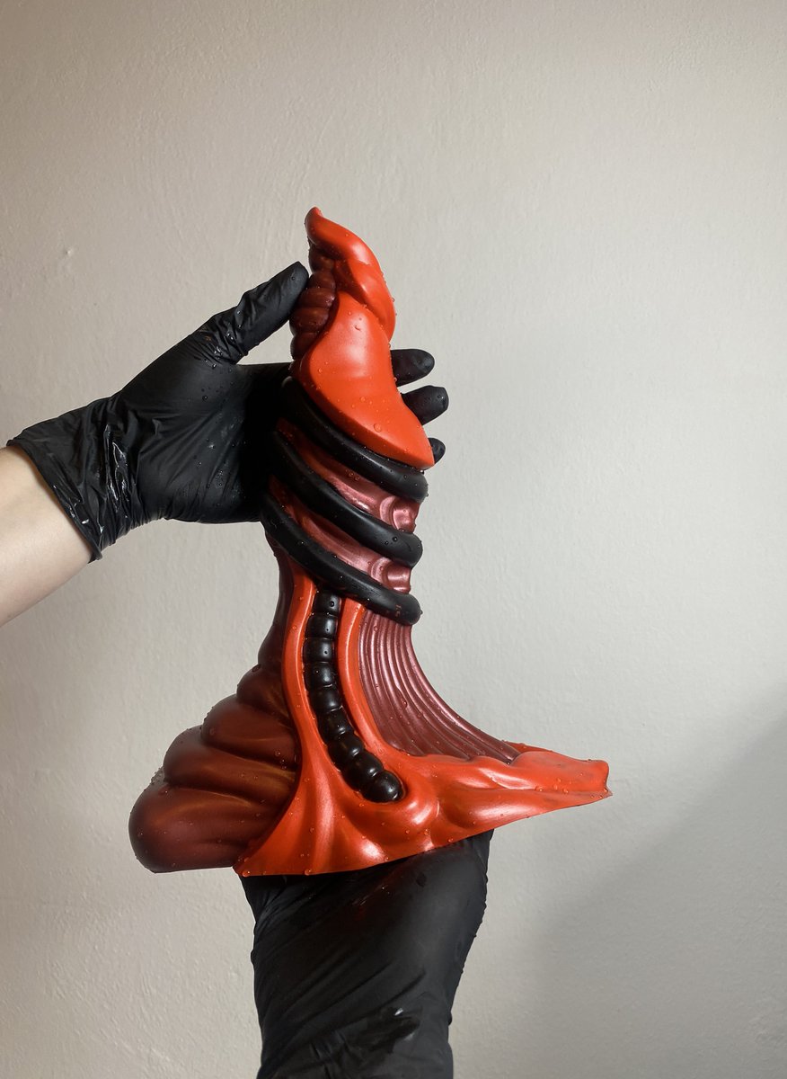Magicwithin_'s tweet photo. Our first ever XXL pour! ❤️🖤

It was quite intimidating handpainting with this amount of silicone but it turned out quite well ✨ https://t.co/oVOIgQZ88E