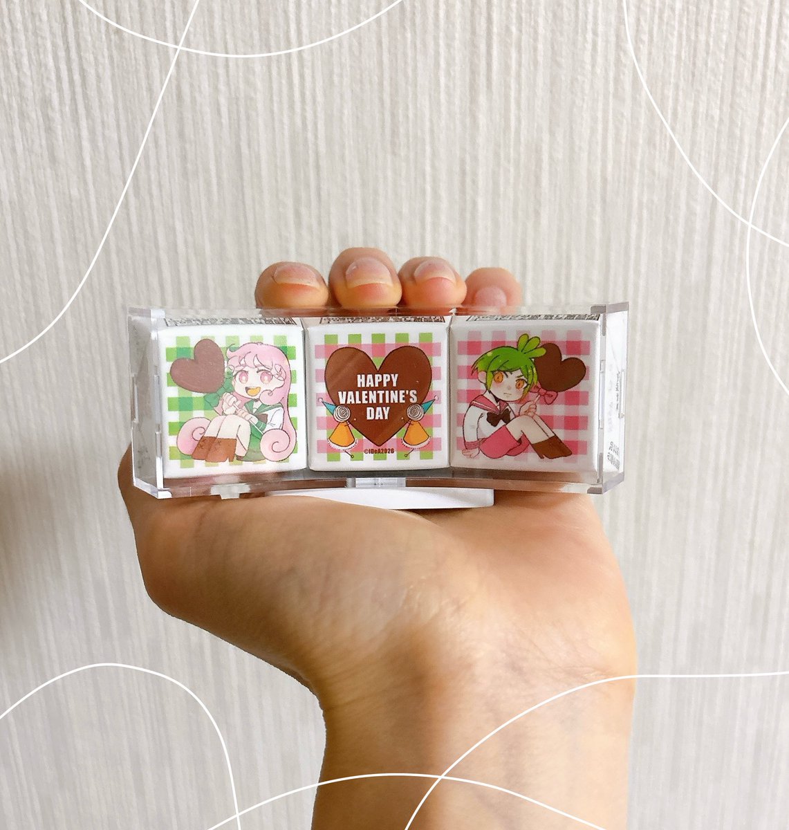 実は今回のイラスト、フォロワー様が描いてくれたいちのすイラストの衣装を拝借しました(使用許可了承済み)
あまりにかわいい衣装だったのでチロルチョコにできてよかったです✨
写真はチロルチョコの包み紙をプラスチックケースに包み直して、飾るためだけのケース。
こういうグッズありがたすぎる。
