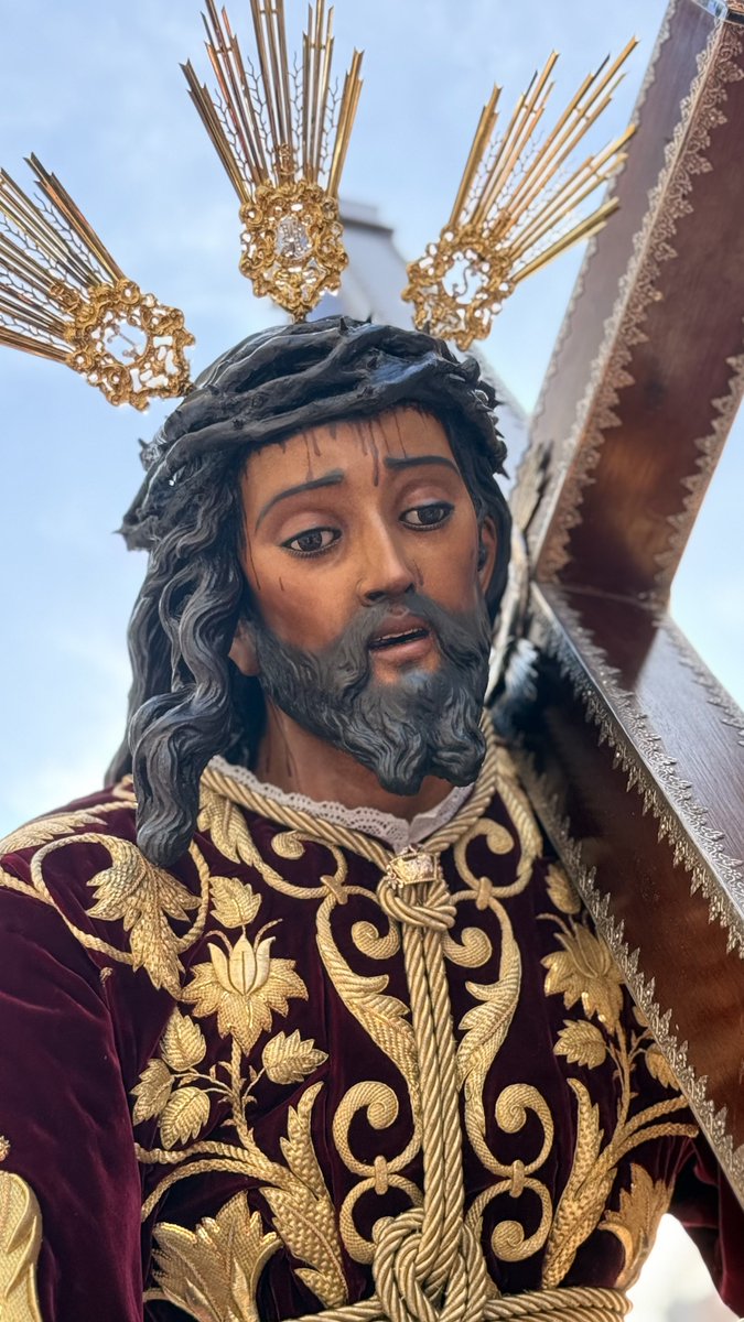 Los rayos del Sol besan el bello rostro del Santísimo Cristo de las Tres Caídas en esta esplendorosa mañana de traslado a la Capilla de los Marineros. 

#QuinarioTresCaídas
#EsperanzaDeTriana