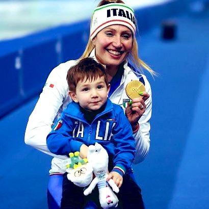 Ora vi spiego perché vii di sinistra siete degli essere inferiori.
Due anni fa vi siete esaltati per #ImaneKhelif, un maschio che si sente donna e che vince l'oro prendendo a pugni le donne. Quest’anno insultare una donna, mamma, #FrancescaLollobrigida, che festeggia il suo oro