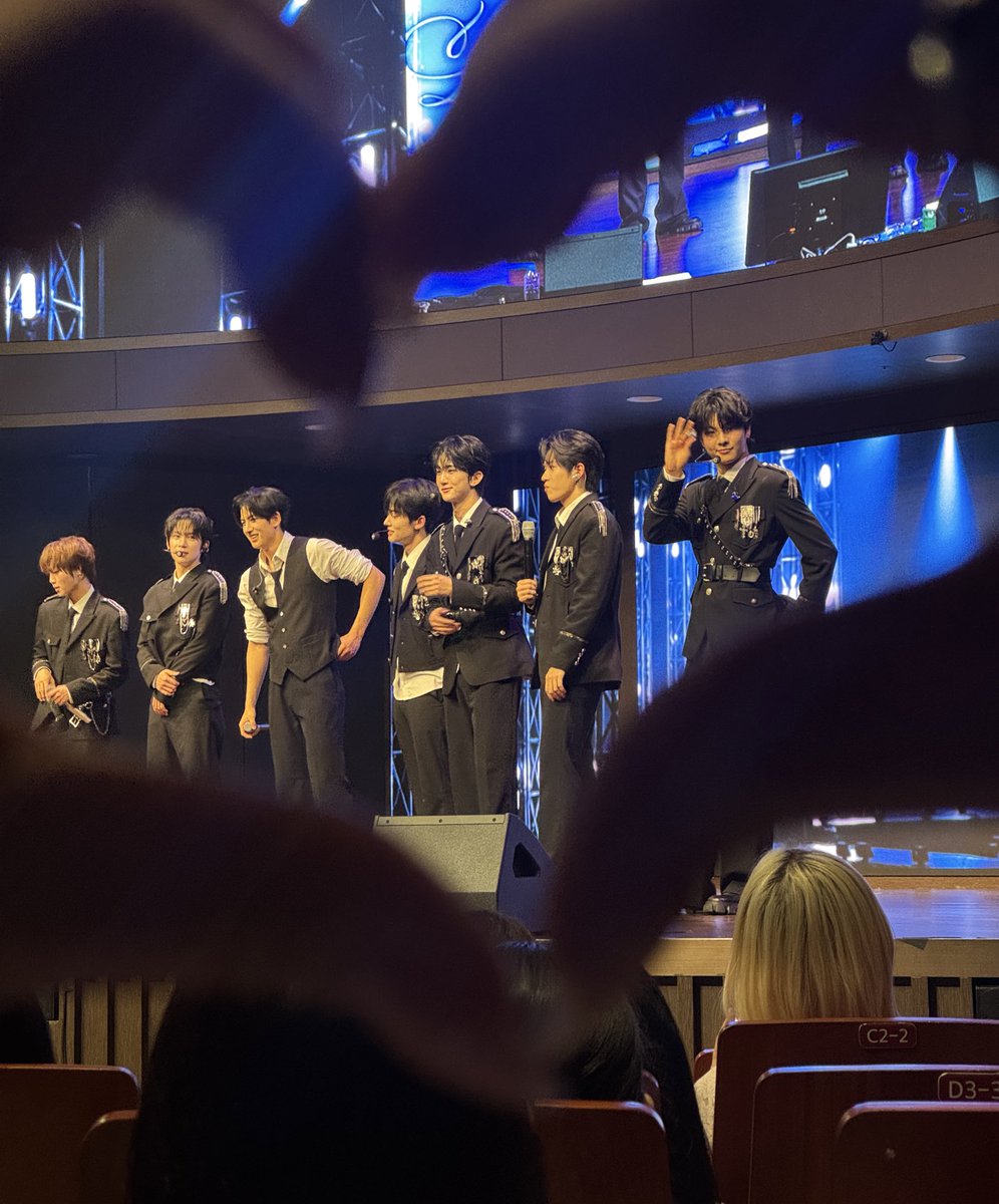 2 (♡i) tweet media