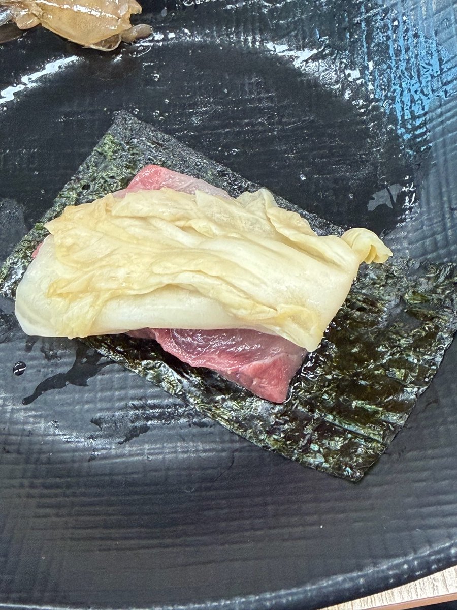 💌 260215

[pic]

[pic]

본가 왔더염

요건 어제지만

헤헤 — 4.43pm

가족들끼리 회 먹는 중

먹기 어렵다

알려주시눈데

[pic] — 4.46pm

이렇게 먹으라고 하시네

몰랑 계속 김을 어필하셔.. — 4.47pm