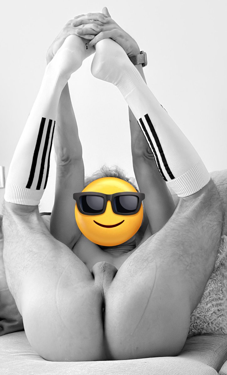 Like2B_naked tweet media