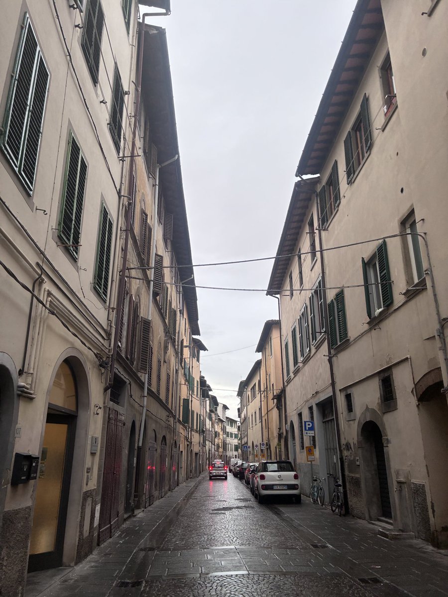 onesandaisuki39's tweet photo. イタリア買い付け3日目ですでに500万。残り３日間で1,000万買い付けします🫡

1000万買って経費引いて3〜400万利益乗ればいいな〜 https://t.co/kYfBY2972Y