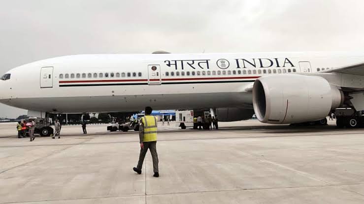 AnnuInfo's tweet photo. #TwoIndia 
We are living in Two Indias wherein Netas Has World Class Bunglows, World Class Infras, Personal Planes, Imported Cars etc
For Citizens Substandard Hospitals, Substandard Govt Schools, Substandard Infras, Substandard Public Transport https://t.co/UYIJSW9QMU