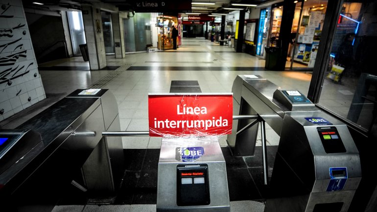 AmbaTransporte's tweet image. #LineaB y #LineaD servicio interrumpido hasta las 10am por obras de renovación de potencia en la linea B 🔴🚇