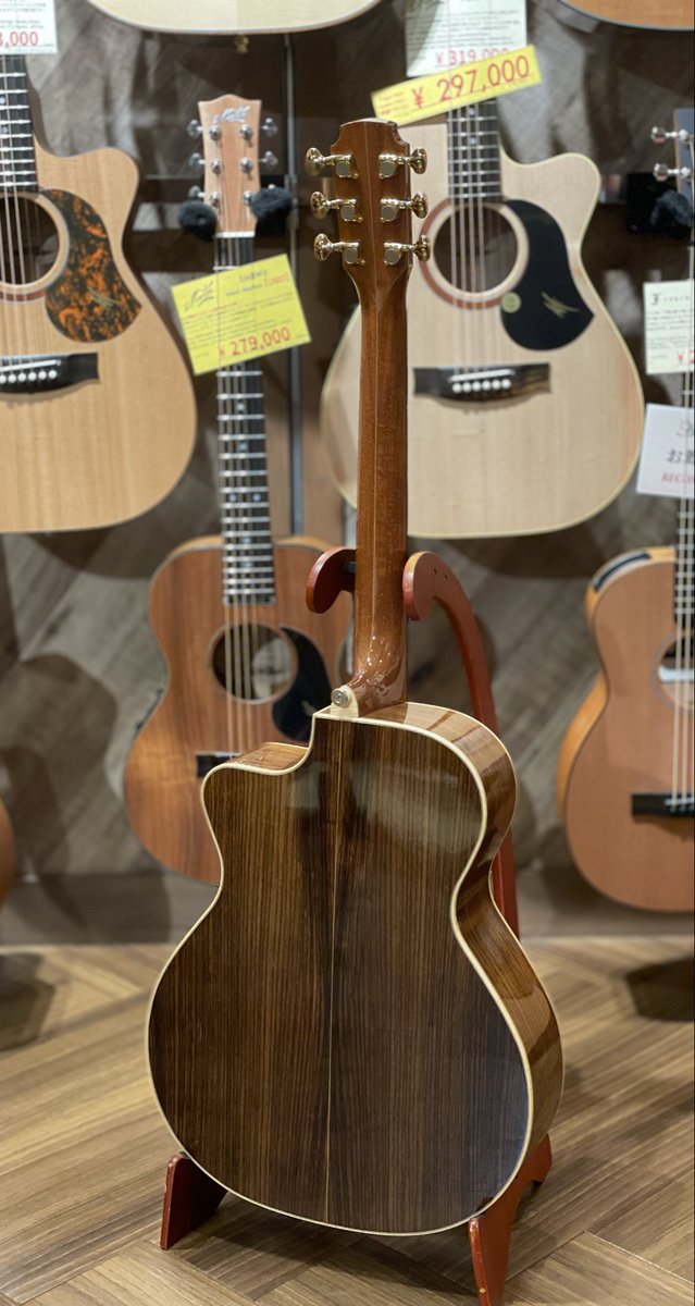 ⚡️PRICE DOWN⚡️

#Melville Custom 000C

¥1,200,000税込
⇓
¥859,000税込

近年では押尾コータローも愛用しているオーストラリアの名ルシアー、クリス・メルビルによる000Cがお買い得に！  

セール品一覧はコチラ👇
ikebe-gakki.com/Form/Product/P…