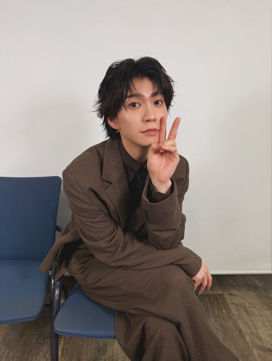 kizu_tsubasa's tweet image. お久しぶりです、木津です。
昨日今日と大阪東京にて二日間のカレンダーお渡し会ありがとうございました！！！昨日はハッピーバレンタインでしたし、今日は茶色の洋服でしたし、皆様とお会いできて幸せでしたし。ハッピーな2月中旬でした、下旬も宜しくお願いします。写真もお納め下さい。(木津つばさ)