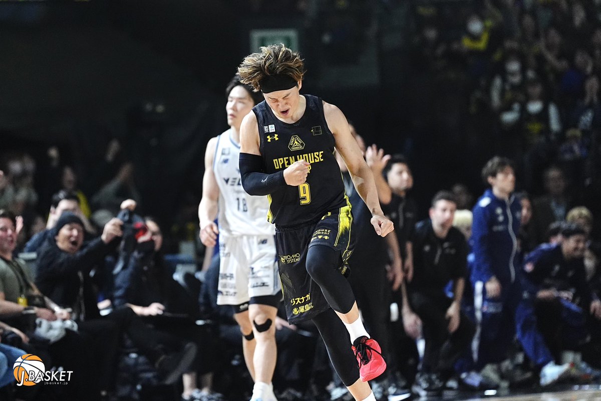jbasket_jp's tweet photo. 【Bリーグ速報】辻直人が圧巻のプレーを魅せた🔥辻のセレブレーションは最高のシーン
4Qに3ポイントを3本沈め、アリーナのボルテージを最高潮にさせた💫試合は負けたが、群馬のバスケットを存分に見せてくれた。
⁡
長崎のモーディ・マオールHCは「バスケットファンにとって最高の試合だった」とコメントし、お互いを讃え合った。
⁡
2026.02.15（日）｜第23節 GAME2
群馬クレインサンダーズ（東地区5位）
72-77
長崎ヴェルカ（西地区1位）
⁡
#辻直人
#群馬クレインサンダーズ
⁡＠naoto158 
＠gunmacrane3ders