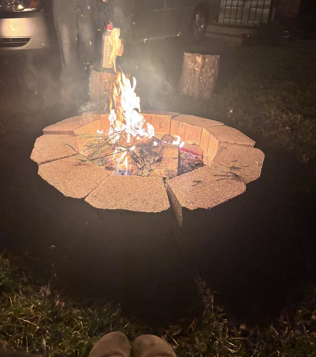 herprettymfkr's tweet photo. somedays i do random shit like go outside and start a fire to make one smore 😂😂😂 https://t.co/oqH4NAWYge