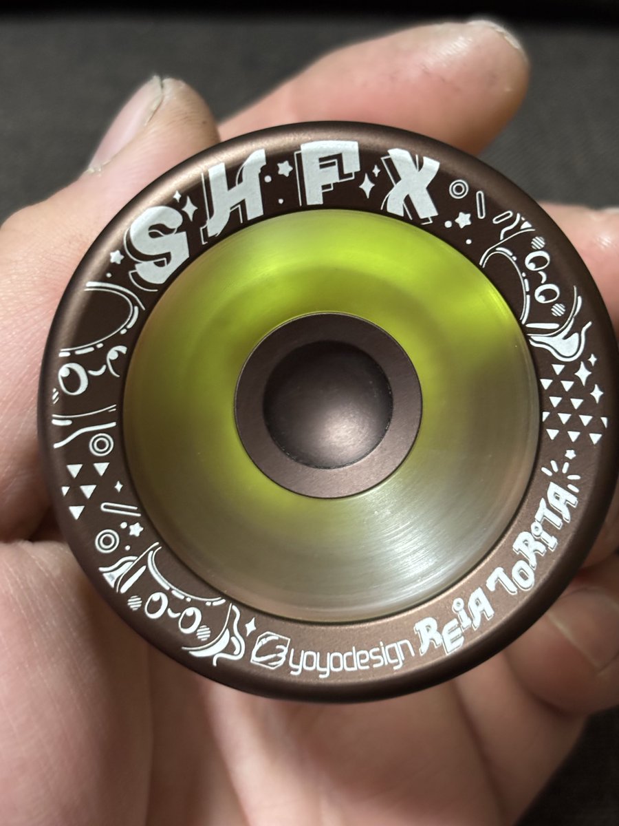 Larswift's tweet photo. スピーダホリックFX、気に入ってしまいもう一つ中古で購入。前から気になってたカラー。ついでにセンターロックのチタンアクセルも。スピーダホリックFXに入れたら振り出しが軽くなった。きがする。 https://t.co/76McJvWPcB