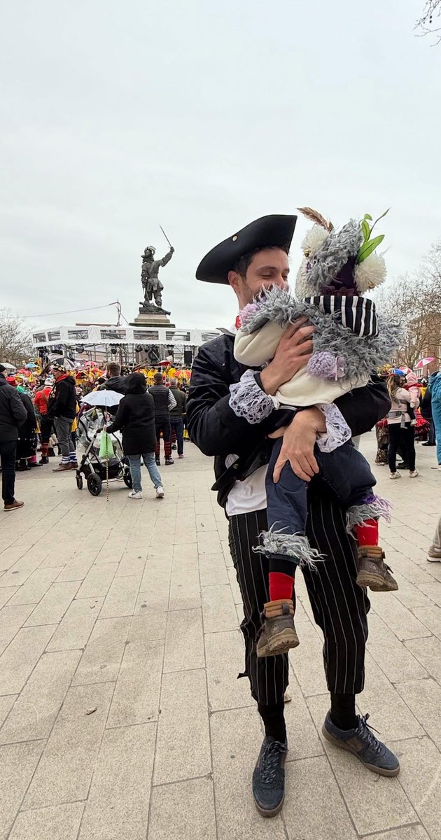 L’avant-bande, c’est pour les vrais !

Des anciens aux plus jeunes, on observe, on apprend, on transmet les traditions.

Le carnaval, ce n’est pas un décor : c’est un héritage vivant 🤍💙🤍💙🤍💙