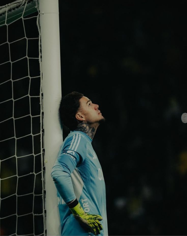 Don't be fooled by the negative comments from fake accounts. We are real fans and we love you. 

We love you, Ederson.💛💙  <a href="/edersonmoraes93/">EM31</a>