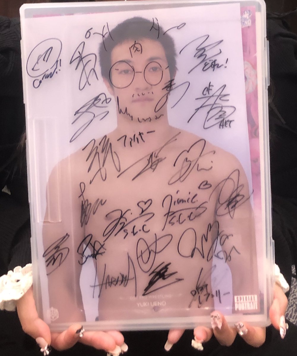 ポトレケースにサインを貰いました❕まおさん、まさださん、クリスが顔