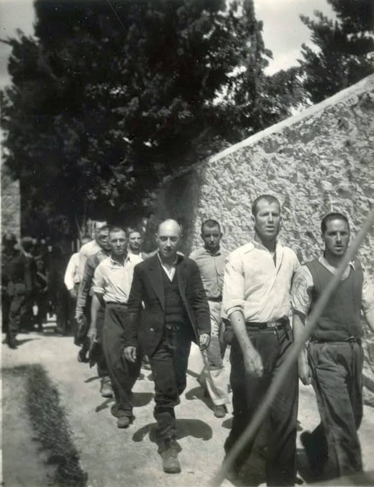 Συγκλονιστικές φωτογραφίες, συγκλονιστικό και το γεγονός να ακούς συνεργάτες των Γερμανών και τους βιολογικούς και ιδεολογικούς απογόνους τους να λένε προδότες τους κομμουνιστές που έδωσαν το αίμα τους στην κατοχή
