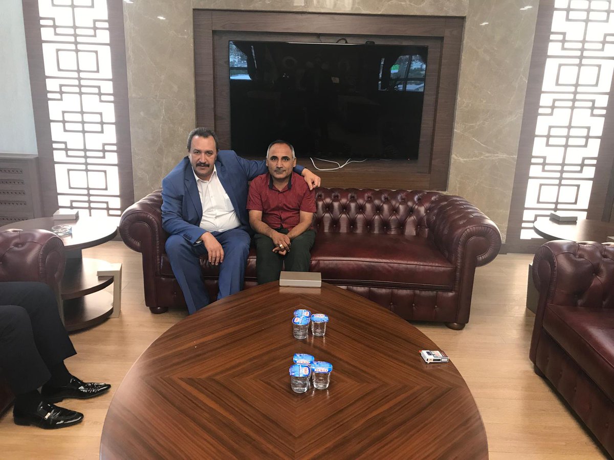 Hayatın bu karmaşasında biraz huzur bulmak için sık sık yanına uğradığım gönülden kardeşim Kasım Pakır’ı ebediyete uğurladık; tarif edilmesi güç, çok derin bir acı bu.

Hz. Mevlânâ’nın ifadesiyle olduğu gibi görünen, göründüğü gibi yaşayan bir insandı. Bu saf ve duru mizacıyla