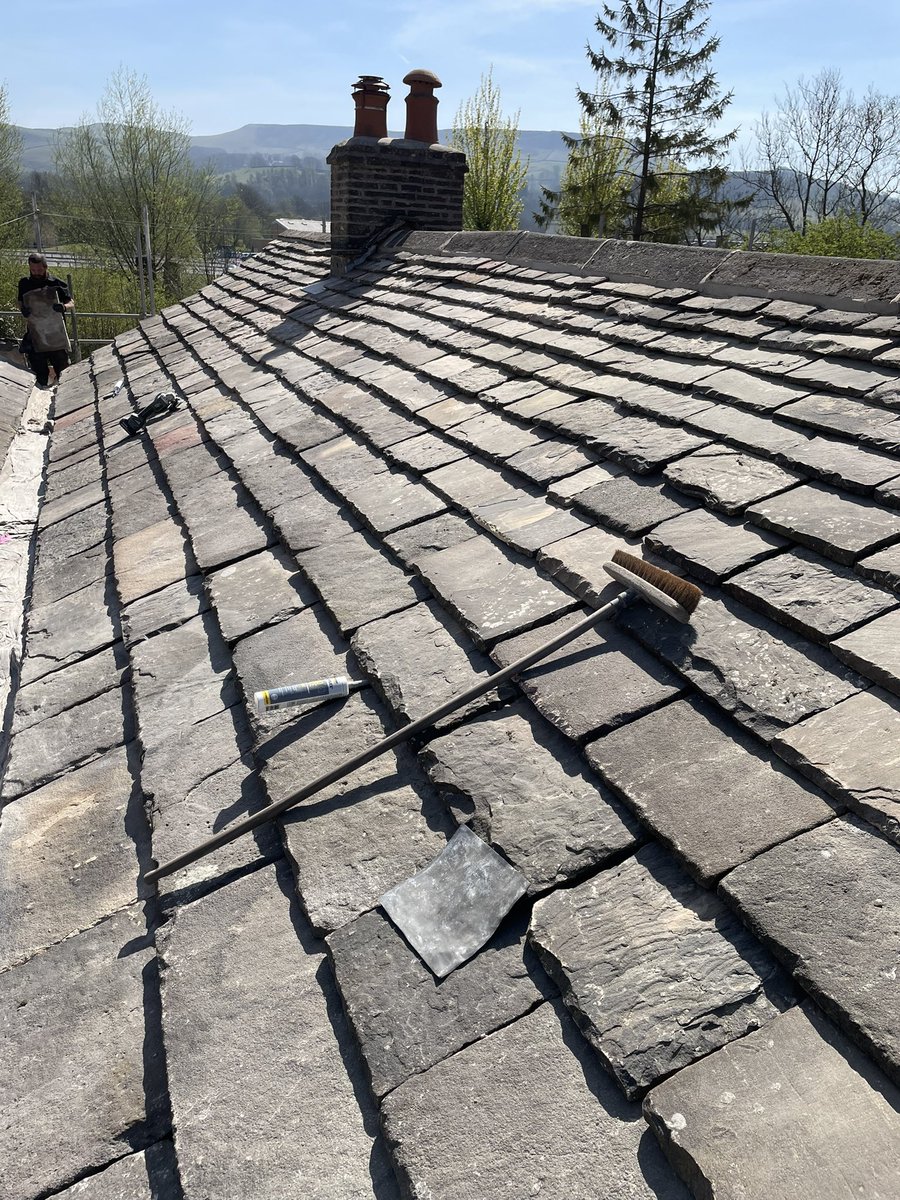 Churchman_A's tweet image. You often don’t appreciate what you’re up against until you get up close and personal 😬This took some working out but we got there. I love stone slates but they begin to get heavier 😩#Derbyshire #stone #roofing #growingolder
