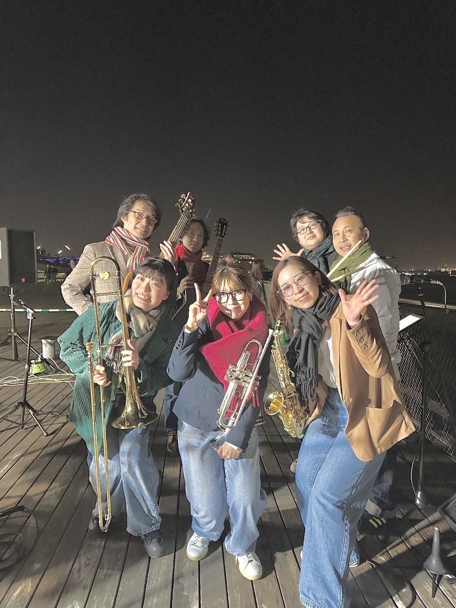 ディキシーセプテット「ウェステルダム」歓送演奏@横浜港大さん橋国際客船ターミナル、終了いたしました。
乗船のお客様は海外の方ばかりで、演奏に合わせて大変に盛り上がってくれました。

田中アユミ(Sax)、MIKARI(Trp)、藤井星亜(Trb)、山﨑 亘(K)、加治良浩(G)、山崎真也(B)、川口伸王(D)