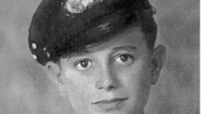 Ανδρέας Λυκουρίνος, 14 χρόνων

«Μπαμπά! Με πάνε για εκτέλεση στην Καισαριανή, μαζί με τους τάδε και τους τάδε (τα ονόματα γράφονταν). Ειδοποίησε σε παρακαλώ πολύ τα σπίτια τους! Μη στενοχωριέστε! Αντρέας».