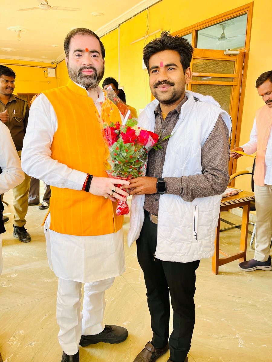 Adarsh_1413's tweet photo. उत्तर प्रदेश सरकार के लोकप्रिय, यशस्वी राज्य मंत्री माननीय बड़े भैया @SatishSharmaBBK जी के #जन्मदिन के पावन अवसर पर उनके आवास पर पहुंचकर उन्हें पुष्पगुच्छ भेंट कर आत्मीय शुभकामनाएं प्रेषित कीं।

आपके ऊर्जावान एवं दूरदर्शी नेतृत्व में क्षेत्र निरंतर प्रगति पथ पर अग्रसर रहे, https://t.co/0cGeaS6cCt