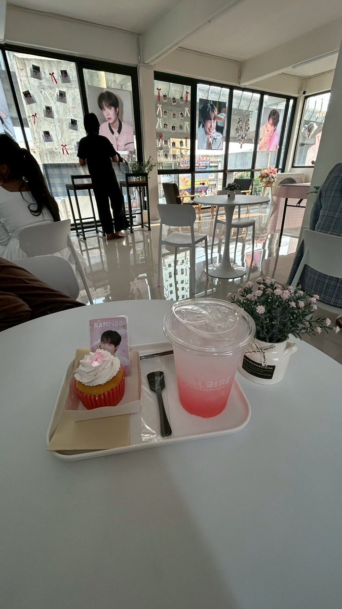 r0mibabie's tweet photo. พาเพื่อนมักเกิ้ลมาเติมปุ๋ง🤍🐰 #NampingShining25Birthday https://t.co/QkHZlhIVXa