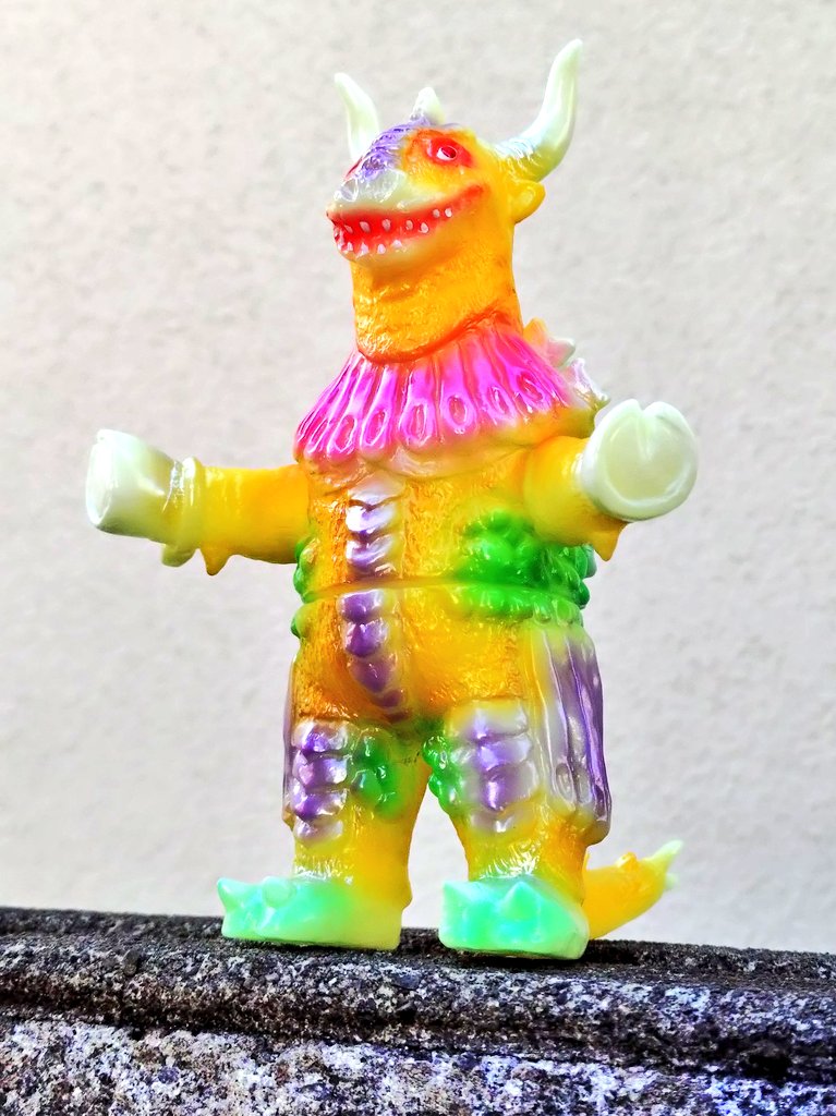 崖の上のカウラ やっぱり前かけのピンクメタリックが効いてる