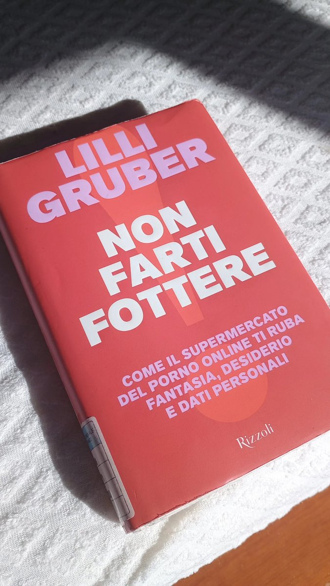 inviaggiosempre's tweet image. Nuova lettura. Molto divulgativa, la mitica Lilli Gruber
Ma con grande pazienza e tutta la serietà del vero giornalista d'inchiesta, affronta un tema chei interessa. Molto 

Lo sto letteralmente 'divorando' 😄🎩
#lilligruber #pornografia #sexworker