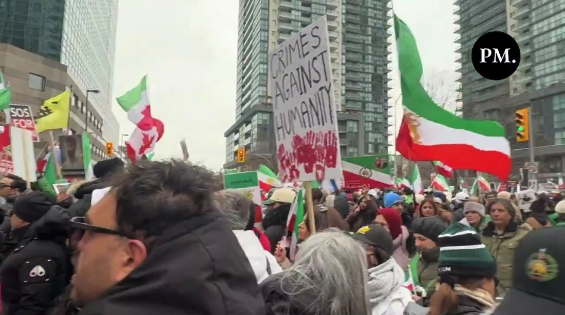 DavidJHarrisJr's tweet photo. Iranians leave flowers on police car in Toronto to show gratitude to officers for allowing them to hold solidarity march for Iran. 🌹🇨🇦

An estimated 350,000 people joined the march in support of anti-regime protests in Iran.

Thoughts? https://t.co/q1yhRC019f
