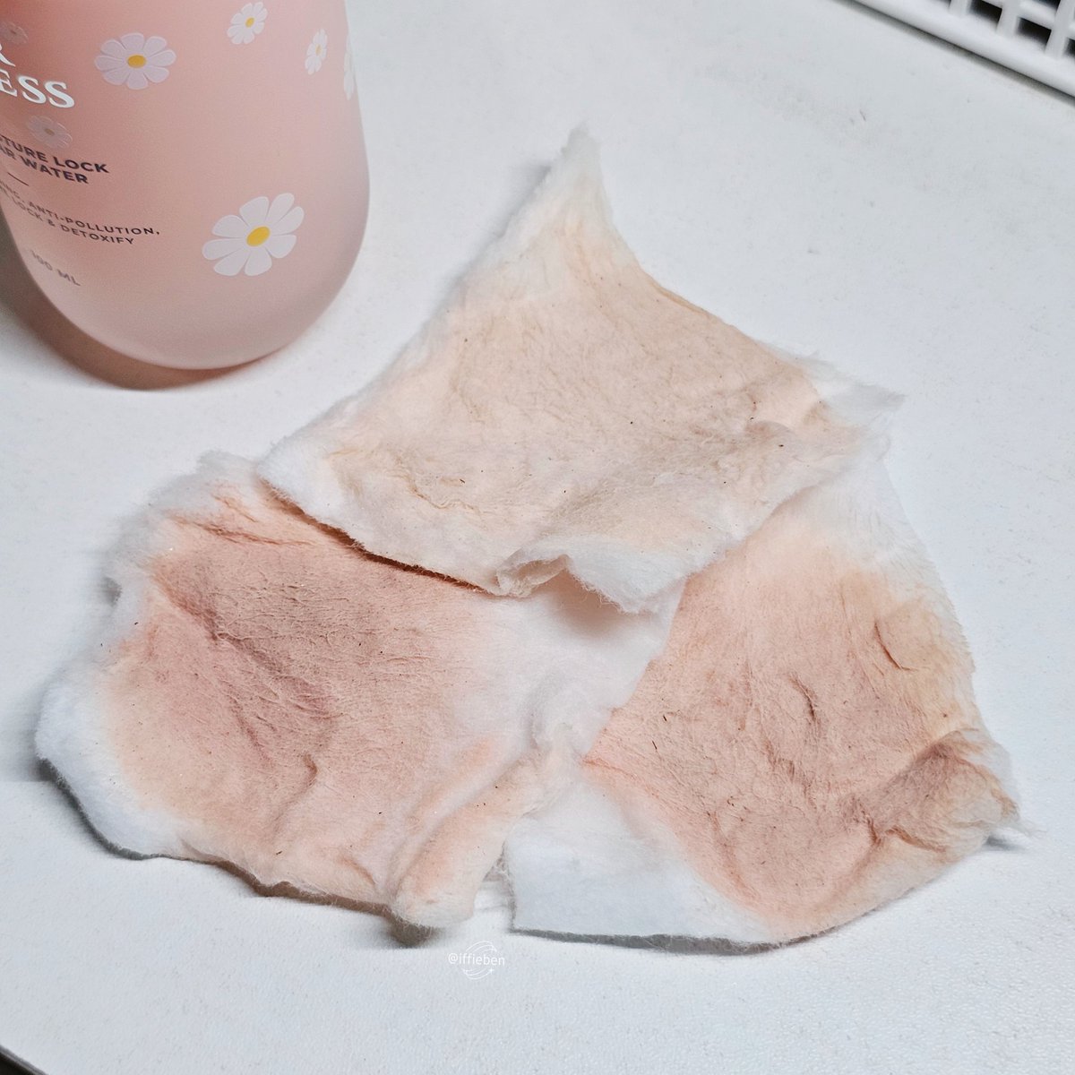 เป็นไมเซลล่าที่แพคเกจน่ารักที่สุดเท่าที่เคยใช้มา Her Hyness ออกคลีนซิ่งมาใหม่ เช็ดเมคอัพออกเกลี้ยง แบบกันน้ำก็เอาออก ไม่แสบตา ชอบไซส์ขวดอ่ะ พกง่าย