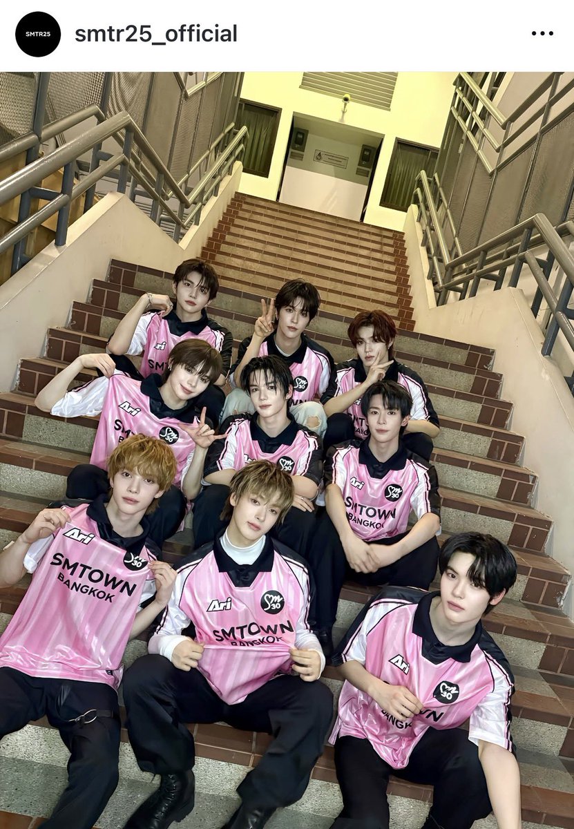 แว๊บแรกกกกกกจุฬาฯคทากร ตอนช่วยโปรโมตเสื้องานบอลประจำปี 🫶🏻🤣💗 

แต่เสื้อดีอยู่ ใส่แล้วก็ชอบมาก เหมาะอากาศราชมังแทกุก

#SMTR25 #SMTOWN2025_26_Bangkok