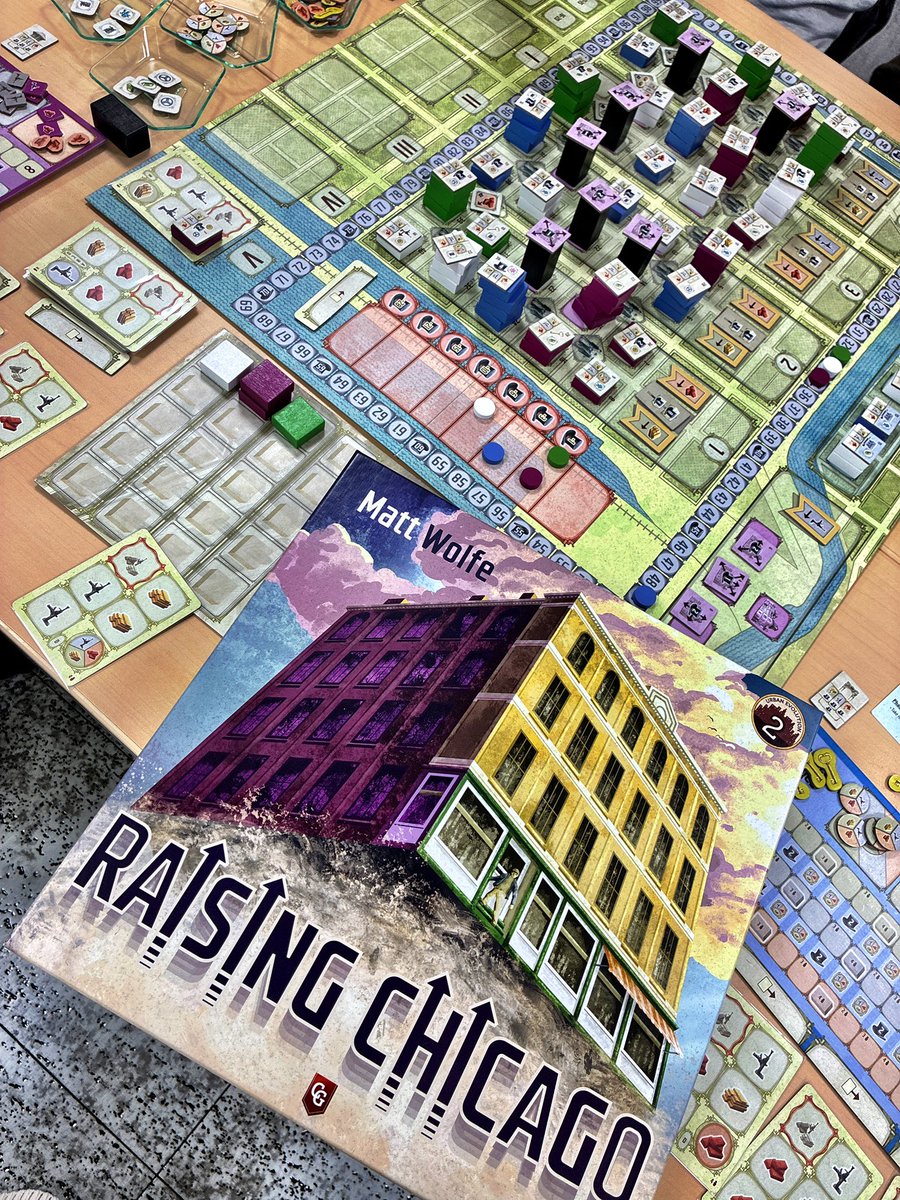 spielworxx
レイジングシカゴ

地盤が低いならジャッキアップすればいいじゃないという史実を元にしたゲーム
工事入札を行うが入札されない場所があると得点とっぷプレイヤーが貧困してゆく極悪ルール。
しかも入札しても資源が払えないと貧困する。ここは地獄なのかな？

めちゃおもろ！
良きの良き