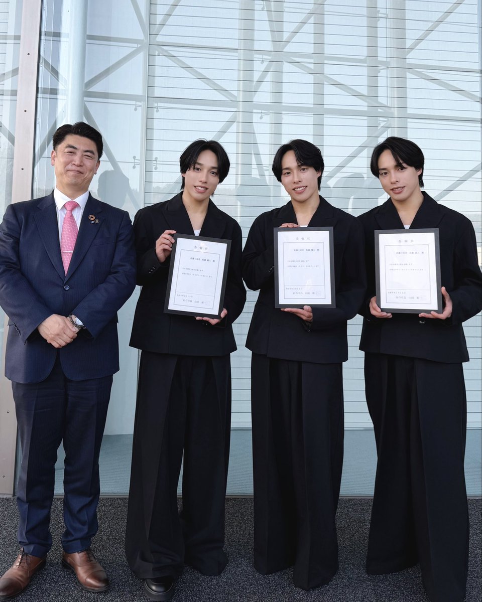 ahy_triplets's tweet image. 本日、白石市観光大使として委嘱状を交付していただきました✨

この街で生まれ育った僕たち。
その魅力を伝える立場になれたことを誇りに思います🏯

澄んだ景色も、歴史も、人の温かさも。
僕たちらしく届けていきます！

これからよろしくお願いいたします！

#宮城県白石市  #観光大使 #佐藤三兄弟